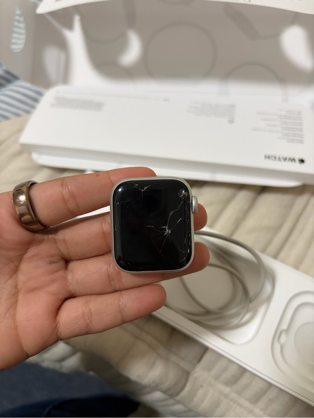 Apple Watch SE (Cracked Screen)